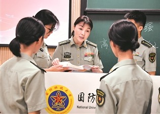傅婉娟（中）在和学员讨论问题。王骁 摄